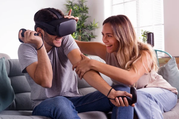Casal usando óculos de realidade virtual com internet fibra